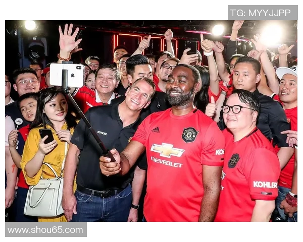 康纳与足球明星亲密合影展现运动精神与友谊的完美结合