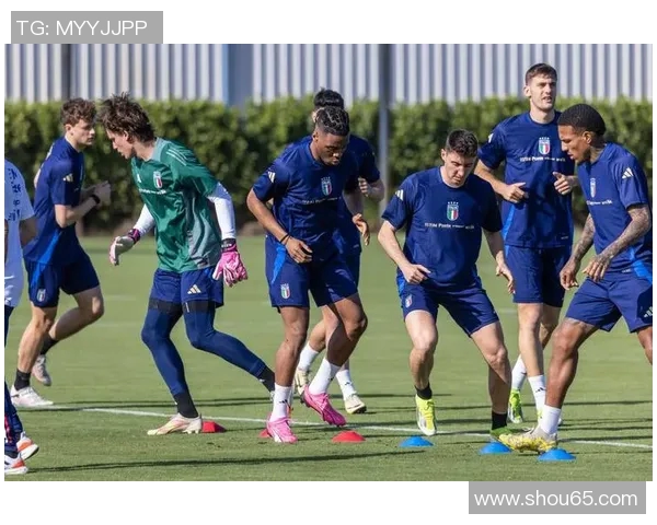 足球明星比心瞬间大合集展现温暖与友谊的精彩时刻